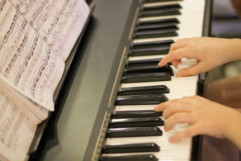 como aprender a tocar piano pelo celular